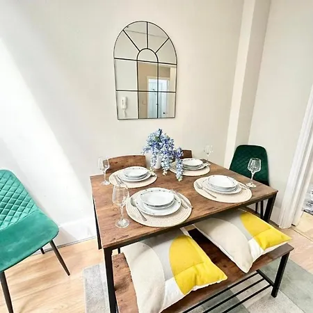 Apartment Beautiful Two Bedroom Queensway London