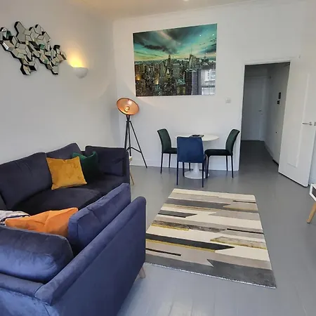 Garland Spacious Apartment, Close To Station With Parking And Garden Ilford