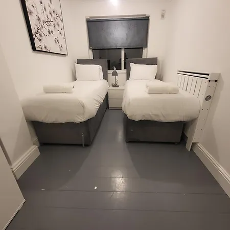 Garland Spacious Apartment, Close To Station With Parking And Garden * Ilford