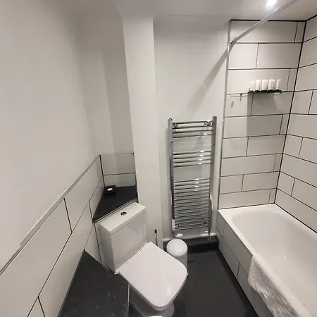 Garland Spacious Apartment, Close To Station With Parking And Garden Apartment