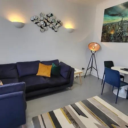 Apartment Garland Spacious Apartment, Close To Station With Parking And Garden