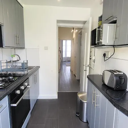 Apartment Garland Spacious Apartment, Close To Station With Parking And Garden Ilford