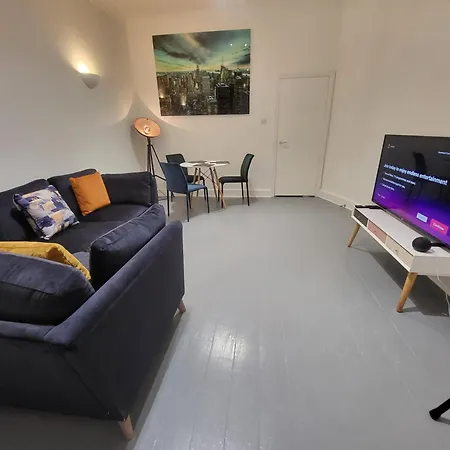 Garland Spacious Apartment, Close To Station With Parking And Garden Apartment