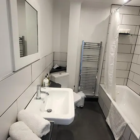 Garland Spacious Apartment, Close To Station With Parking And Garden Apartment Ilford