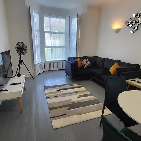 Garland Spacious Apartment, Close To Station With Parking And Garden *