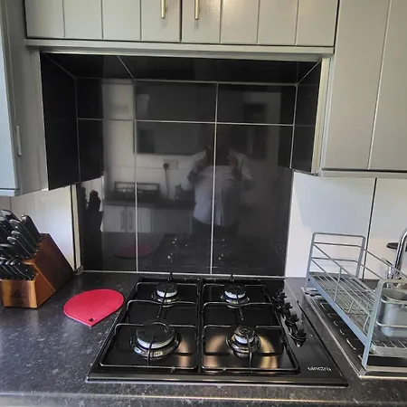 Apartment Garland Spacious Apartment, Close To Station With Parking And Garden