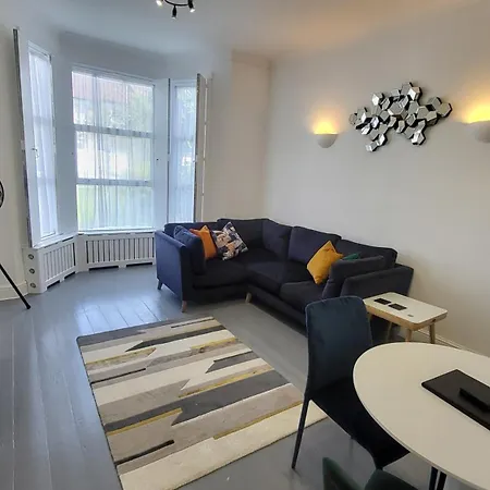Apartment Garland Spacious Apartment, Close To Station With Parking And Garden *