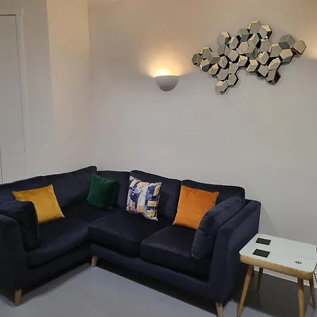 Garland Spacious Apartment, Close To Station With Parking And Garden Ilford