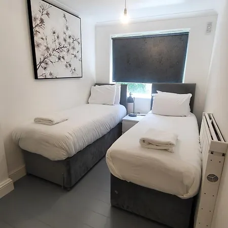 Apartment Garland Spacious Apartment, Close To Station With Parking And Garden