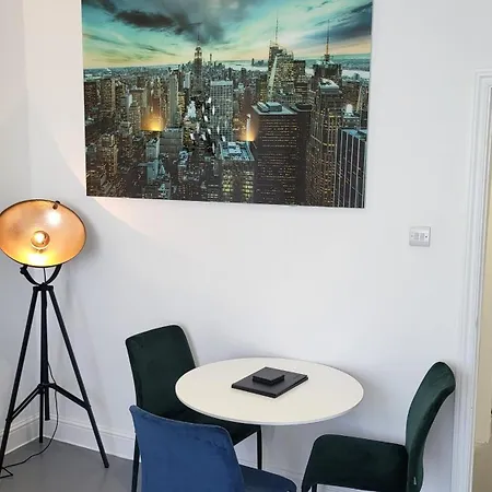 Garland Spacious Apartment, Close To Station With Parking And Garden Apartment *