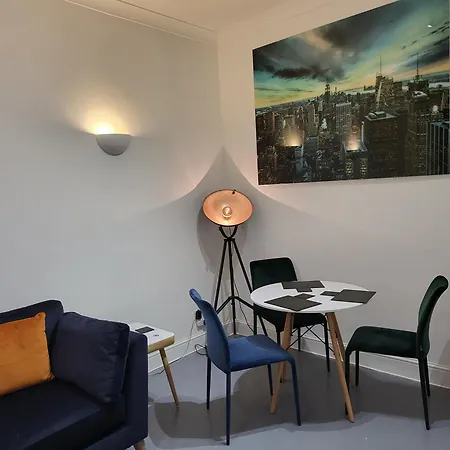 Apartment Garland Spacious Apartment, Close To Station With Parking And Garden *