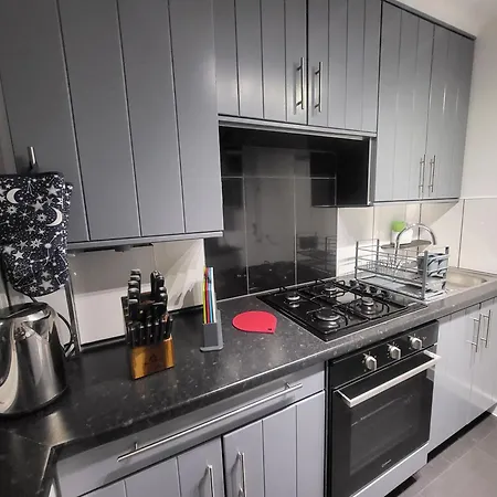 Garland Spacious Apartment, Close To Station With Parking And Garden Apartment Ilford