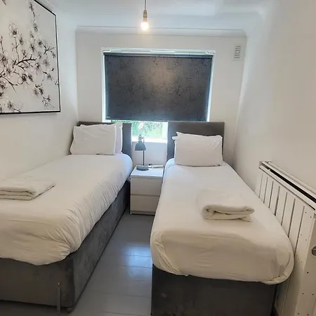 Garland Spacious Apartment, Close To Station With Parking And Garden *