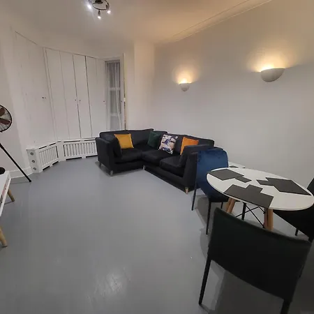 Garland Spacious Apartment, Close To Station With Parking And Garden Ilford