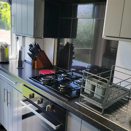 Garland Spacious Apartment, Close To Station With Parking And Garden Apartment *