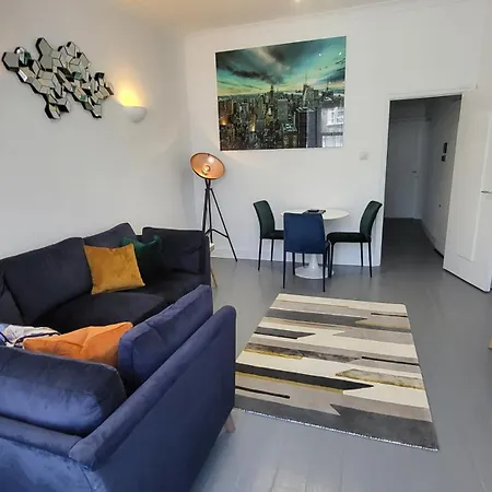 Apartment Garland Spacious Apartment, Close To Station With Parking And Garden Ilford