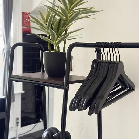 Stylish Central Kingston Studio, Professionals, Relocators, Long Stays, Near Kingston Station And Shopping Centre *