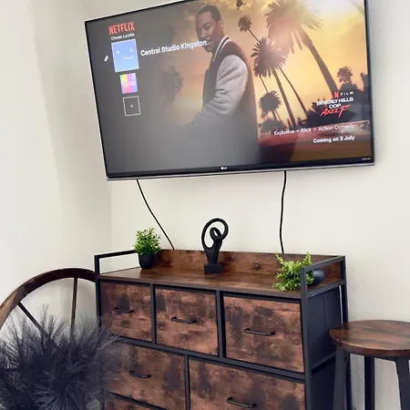 Stylish Central Kingston Studio, Professionals, Relocators, Long Stays, Near Kingston Station And Shopping Centre * Kingston upon Thames (Greater London)