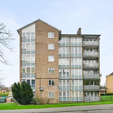 Chic 2-bed Flat With Workspace, Balcony, Parking *