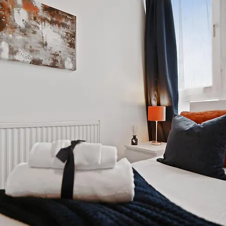 Chic 2-bed Flat With Workspace, Balcony, Parking London