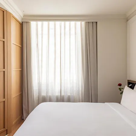 Hotel The Caesar London