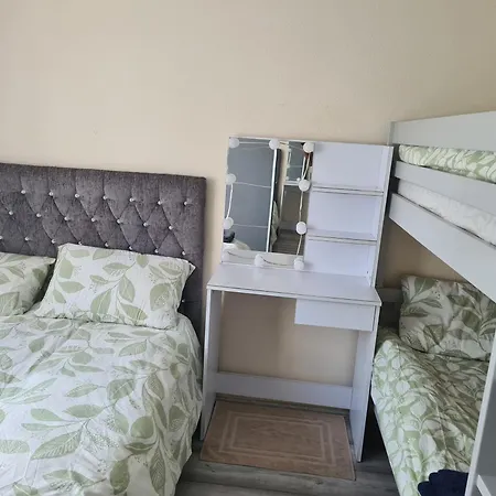 Cosy In Waynflete Square Apartment London
