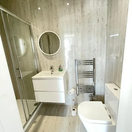 Comfortable Bay Window Stone Private Bathroom Homestay
