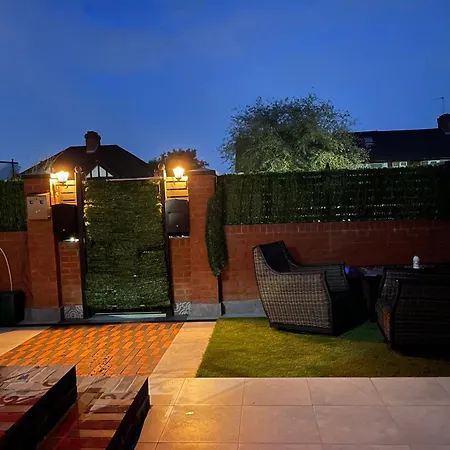 Villa Luxury En-suite 6 Bedroom House - West London *