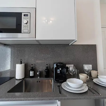 Fulham Luxury Close To Underground Newly Refurbished Hr Apartment London