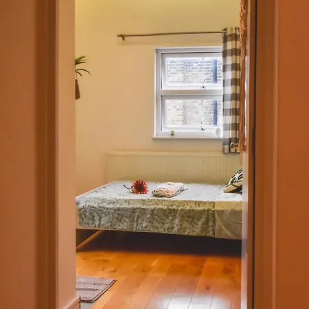 Apartment Putney , Modern-flawless !