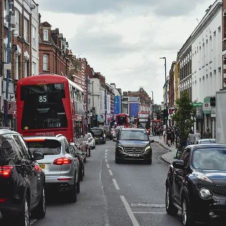 Putney , Modern-flawless !