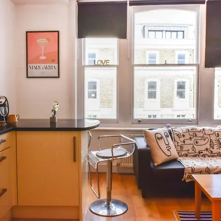 Apartment Putney , Modern-flawless !