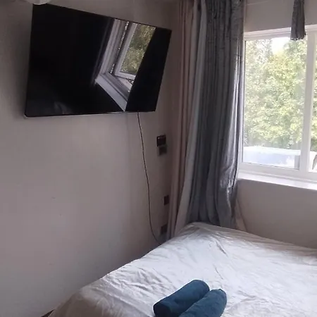 Airport, Excel, Univ Of East London, O2 Homestay *