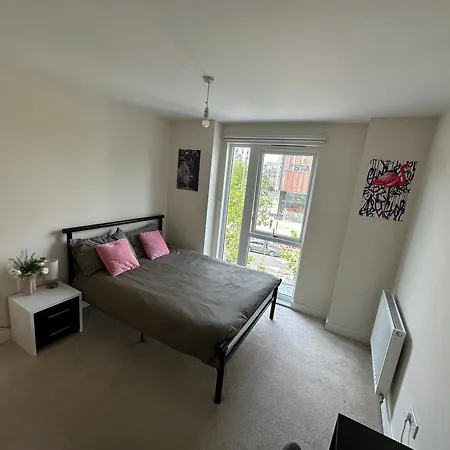 Peaceful Shared Flat 30mins London Homestay