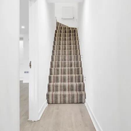 2 Bedrooms 2baths 3toilets Near Excel City Airport O2 Sleeps Up To 5 Apartment *