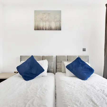 2 Bedrooms 2baths 3toilets Near Excel City Airport O2 Sleeps Up To 5 Apartment