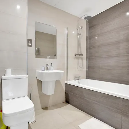 2 Bedrooms 2baths 3toilets Near Excel City Airport O2 Sleeps Up To 5 Apartment *