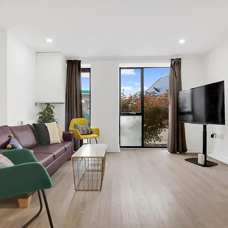 2 Bedrooms 2baths 3toilets Near Excel City Airport O2 Sleeps Up To 5 *