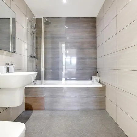 2 Bedrooms 2baths 3toilets Near Excel City Airport O2 Sleeps Up To 5 Apartment