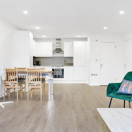 2 Bedrooms 2baths 3toilets Near Excel City Airport O2 Sleeps Up To 5 Apartament *