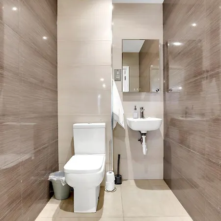 2 Bedrooms 2baths 3toilets Near Excel City Airport O2 Sleeps Up To 5 *