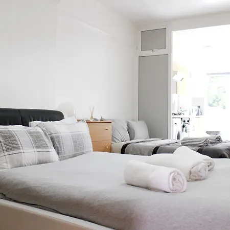 Apartment Large Garden Flat On Golders Road *