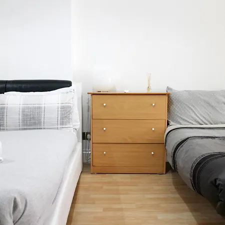 Apartment Large Garden Flat On Golders Road London