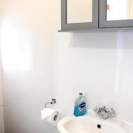 Large Garden Flat On Golders Road Apartment