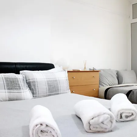 Large Garden Flat On Golders Road * London