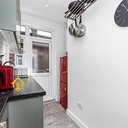 Unique 2 Bedroom Flat In Heart Of Walthamstow Apartment London
