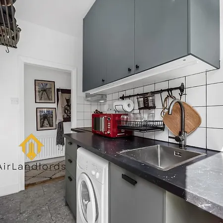 Unique 2 Bedroom Flat In Heart Of Walthamstow * London