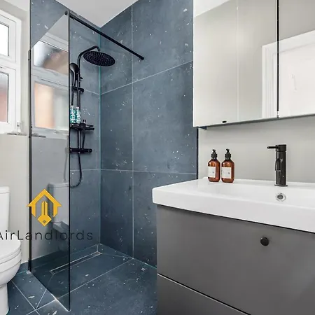 Unique 2 Bedroom Flat In Heart Of Walthamstow Apartment London