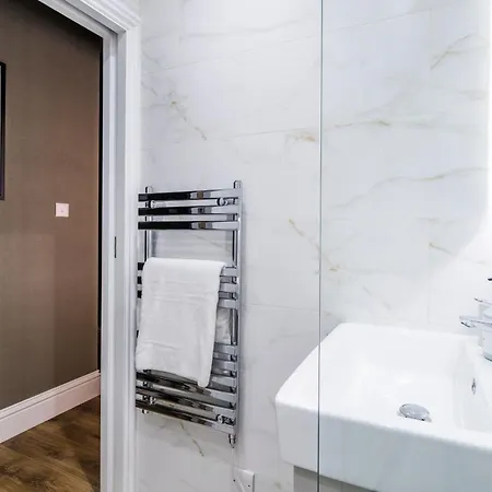 Cozy 2 Bedroom In Sutton Apartament *