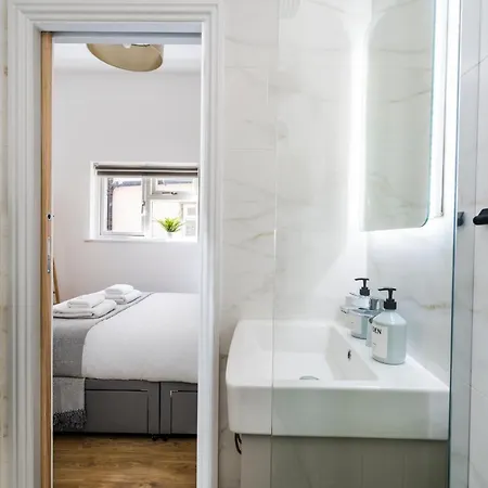 Cozy 2 Bedroom In Sutton *